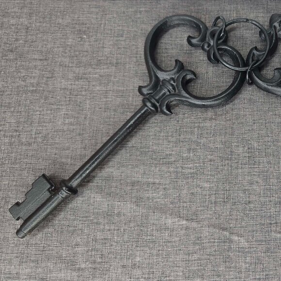 Victorian-Style Ornate Cast Iron Skeleton Keys – Decorative Vintage Pair - Picture 2 of 5
